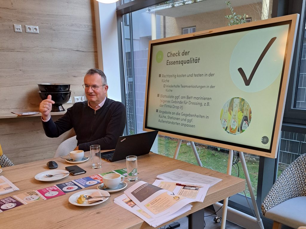 Einblick in die Food Waste Coach Ausbildung, Franz Tragner erklärt als Workshopleitung wie Essensqualität überprüft werden kann.