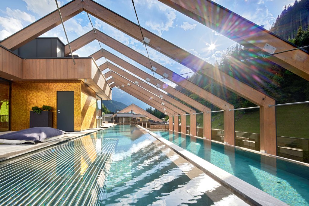 Pool mit Sonne im Hotel ZillergrundRock in Tirol